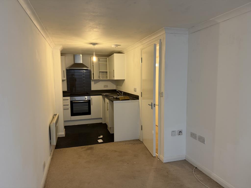 Lot: 30 - LARGE FREEHOLD RESIDENTIAL INVESTMENT ARRANGED AS SIX FLATS - Kitchen of Flat B